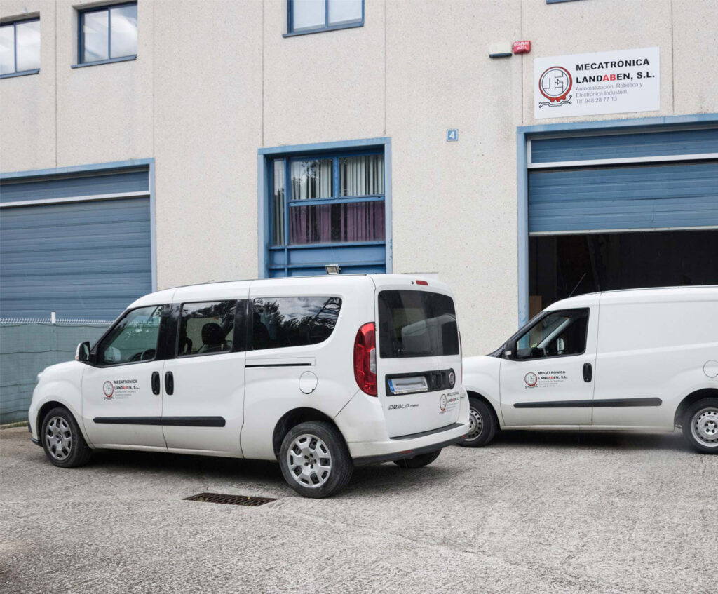 Fachada de Mecatrónica Landaben, y sus furgonetas aparcadas